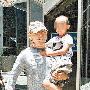 姜文周韵现身香港 紧张护儿拍打记者 快讯_娱乐报道
