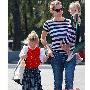 图为Emma Roberts 图为Jennifer Garner  经典条纹 打扮_美丽顾问