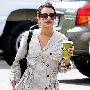 LEA MICHELE 咖啡和购物袋，绝对是逛街拗造型的两件 打扮_美丽顾问
