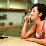 大色块的明亮裙装 独自在家享受惬意的闲暇时光，一杯 打扮_美丽顾问