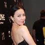 背后风光无尽 刘嘉玲的黑色抹胸小礼服，似乎能反射现 打扮_美丽顾问