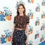 安妮-海瑟薇Anne Hathaway(演员)可爱俏皮 这双棕色交 打扮_美丽顾问