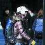 “秋裤”出位 “秋裤”出位 褐色羽绒服搭配彩色围巾 打扮_美丽顾问