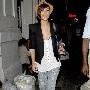 法兰姬·洛珊佛(Frankie Sandford)一向钟爱中性风， 打扮_美丽顾问