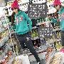 这一身搭配充满了糖果色，玫瑰红与水葱绿搭配起来是 打扮_美丽顾问