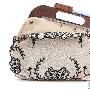 Fendi 手袋RMB4,000（外层） 刺绣被运用到手袋上，双 打扮_美丽顾问