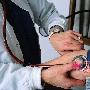送血压计（资料图）11．送血压计。血压是老人健康的晴 生活_美丽顾问