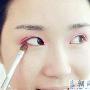 TIPS 桃花眼妆的重点在勾勒眼形 眼部妆容过重，会让人 化妆_美丽顾问