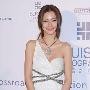 纯白色的单肩长裙加上银色的细腰带设计令Angela Bab 婚嫁_美丽顾问
