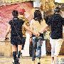 李彩华与男友紧牵对方，身后另一对友人情侣也手牵手。 婚嫁_美丽顾问