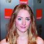 Saoirse Ronan 低调的灰色眼影制造出明亮深邃的双眸 婚嫁_美丽顾问