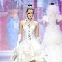 用绝世奢华为你的公主梦加冕 花瓣散落一般的婚纱裙摆 婚嫁_美丽顾问
