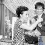 汪明荃在现场给大家派发喜糖和喜饼摄/特约记者阿东（ 婚嫁_美丽顾问