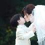 孟庭苇与儿子玩亲亲（2／9张） 孟庭苇披婚纱拍全家福 婚嫁_美丽顾问