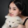 他很激动，牵我的手很用力。我扶着他，小声地安慰他 相恋_男女情感