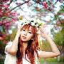 女人抱着花回家，男人看都没看一眼，只顾着扒着碗里 相恋_男女情感