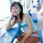 豪华的饭店房间里，一个30几岁的女子，朝着房中的 男人_男女情感