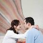 招数五：睡前让他帮你洗浴 睡前冲浴可以成为一段非常 爱情_男女情感
