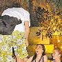 图为见到比基尼辣妹陆续进入泳池戏水，有男生赶紧 欢爱_男女情感