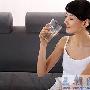 如今不一样了。我给婆婆买了一堆爱吃的东西，充分迎 婆媳_男女情感