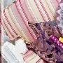 清丽的紫色丝质餐巾搭配同色系的餐盘，餐盘上的花纹图 装饰_居家装饰