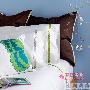 为了让浅色调的空间里泛起流动的张力，可以在床品上搭 装饰_居家装饰