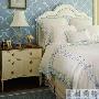 壁纸、地毯、床品上不同深浅的蓝色在孩子们的卧室传递 装饰_居家装饰