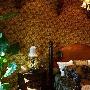 床头背景墙上的树叶图案，逼真的效果增加了视觉上的立 装饰_居家装饰