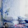 蓝调青花不同图案与大小的靠枕混搭在一起，是为房间增 装饰_居家装饰