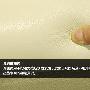 皮质测试：导购员介绍，这款沙发材质采用牛皮，评测员 测评_居家装饰