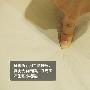 材质测试：这款沙发采用的是进口牛皮材质，评测员现场 测评_居家装饰