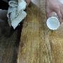 地板测评试验 防水试验：将一杯水倒置于地板拼接处， 测评_居家装饰