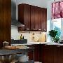 深色实木橱柜稳重的色彩，深色实木橱柜提升厨房质感。 导购_居家装饰