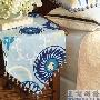 搭配二：矢车菊图案桌旗在实木床头柜上装饰一款桌旗， 导购_居家装饰