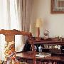 角落的书桌安静私密，古典书桌与座椅，搭配真丝丝巾与 家品_居家装饰