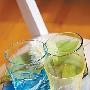 银色椅也可配衬蓝色图案靠垫，散发清新悠闲的感觉。6 家品_居家装饰