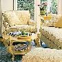 米黄色的布艺沙发给人温馨雅致的感觉，尤其摆放在采光 家居_居家装饰