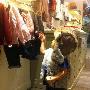 赵薇女儿赴服饰店挑选衣服（5／12张）            王 明星_娱乐报道