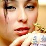 模特儿展示珠宝蜥蜴胸针