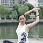 美女教练亲身示范教你三步丰胸操