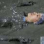 广东女性享受泥浴时尚 能美容能治病