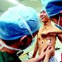 全国首例公开变性男大学生完成丰胸手术(图)