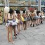 英国女人裸体排队竞购化妆品