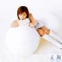 性感女星与沙发的亲密接触[组图]