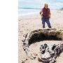 英夫妇海滩发现9米长"海怪"尸体（图） 动物世界