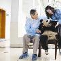 杨振宁夫妇与熊猫玩耍（图） 动物世界