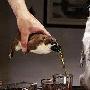 英酒厂制作动物尸体啤酒瓶 松鼠"死不瞑目"（图） 动物世界