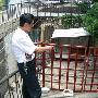 人行道上搭建狗笼子养雪獒 邻居恼怒无人理（图） 动物世界
