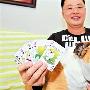 狗狗上扑克 帅哥给宠物犬做明星专辑（图） 动物世界