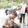 小猴不愿回山林爱上山下一人家（图） 动物世界